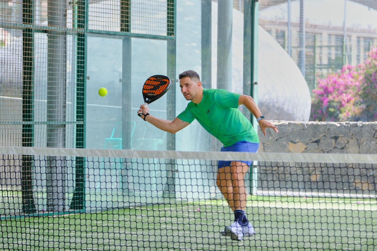kevin padron frias jugando al padel